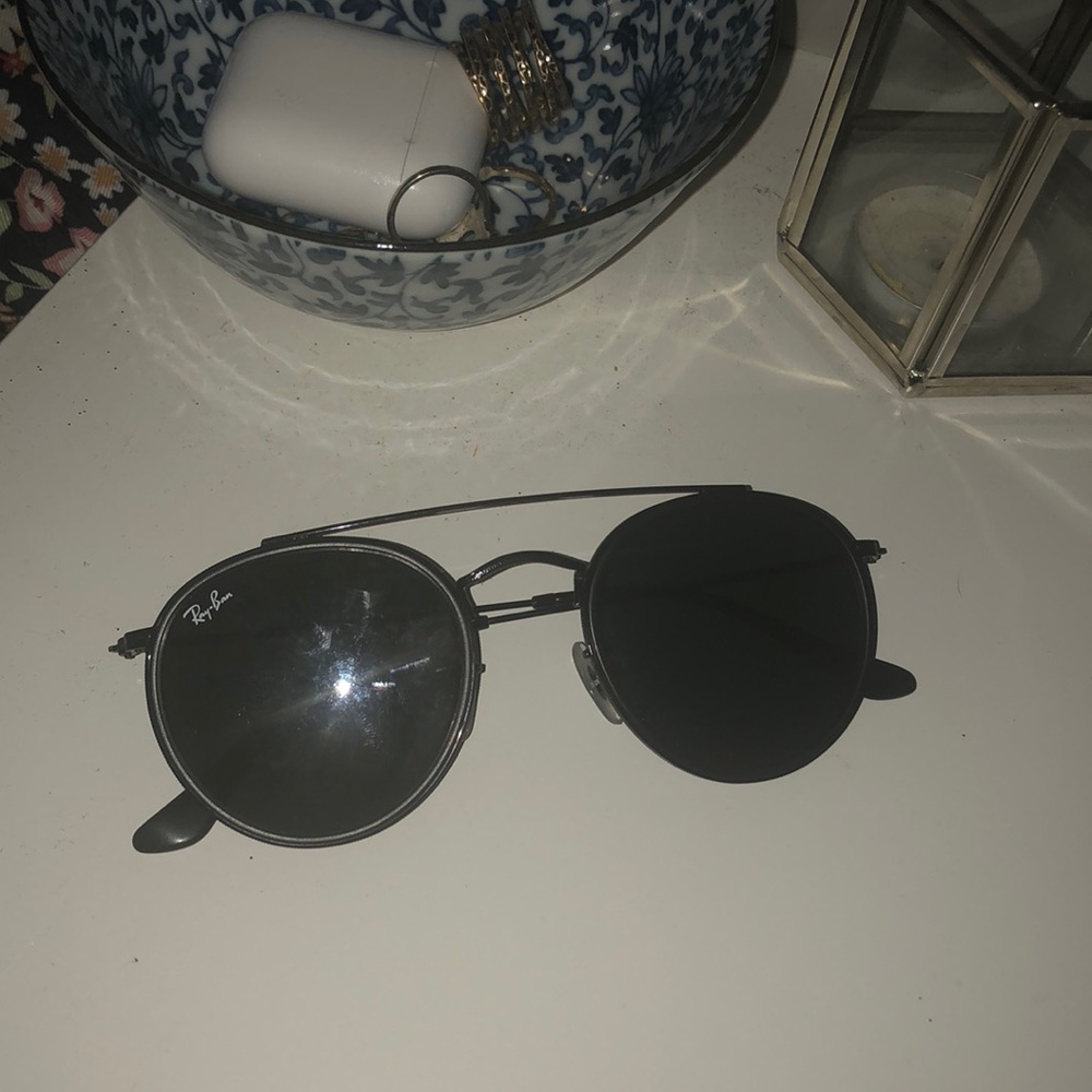 Black round double bridge ray bans